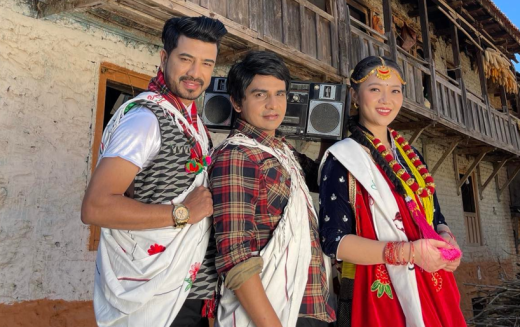 सुनिल गिरीको 'घुम्तीमा जुधेको आँखा'मा मिरुना र रोशनको छमछमी (भिडिओ सहित)